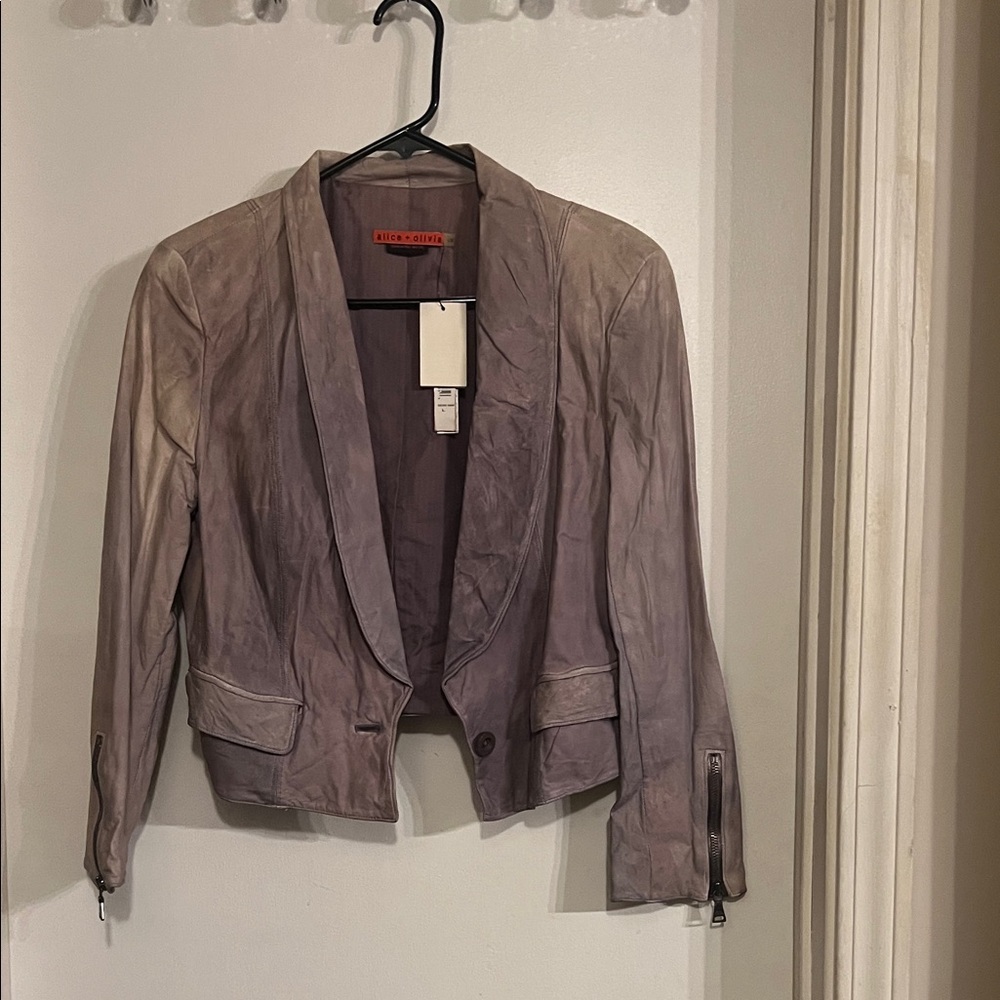 NWT Alice + Olivia 100% leather Exterior Women's  jacket 
$30🌺Todays Deal